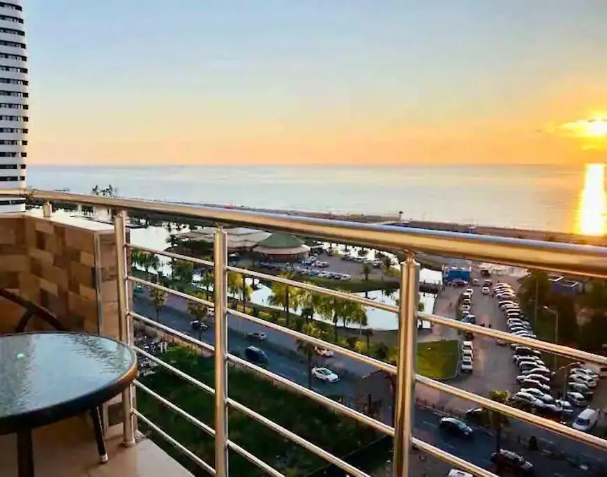 Great Two Bedroom Apartment In Central باتومي